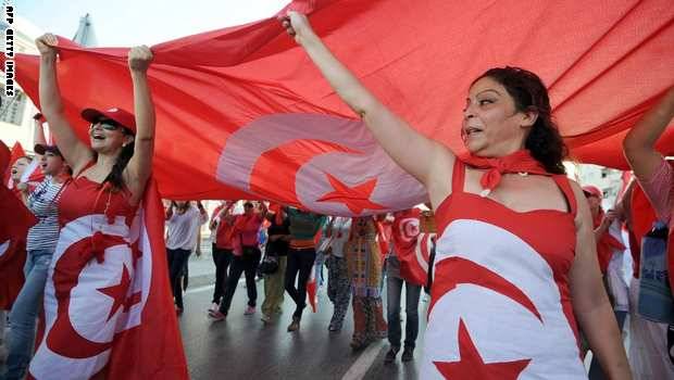 التونسيون يرفضون نظام الحكم العسكري ويؤمنون بحرية المرأة ولا يثقون بالسلفيين