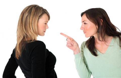 بالفيديو: اكتشفتا خيانته.. ف...؟؟؟