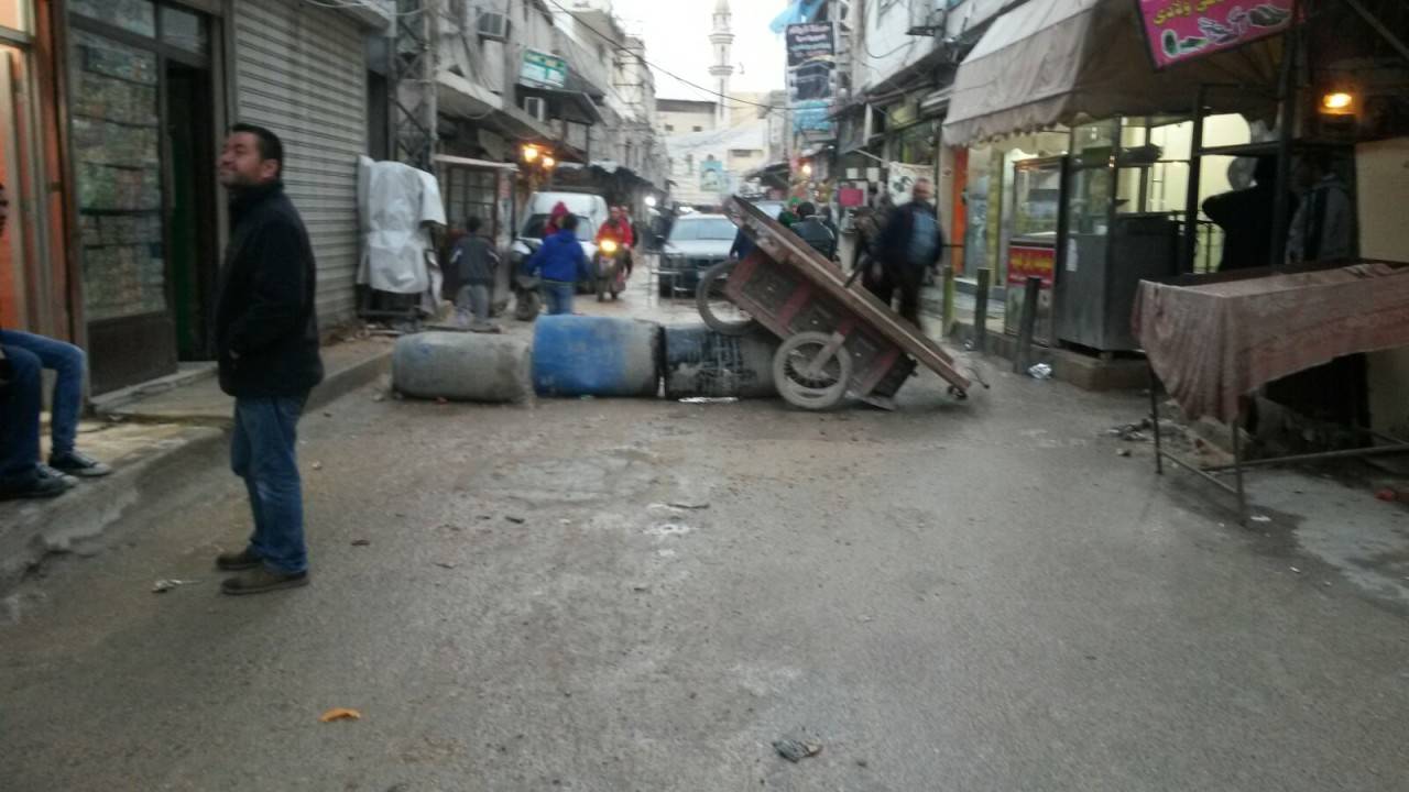 إعادة فتح الشارع الفوقاني في عين الحلوة