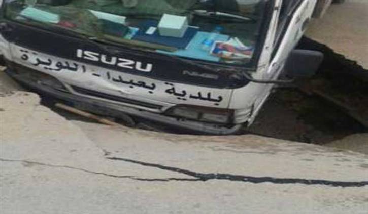 بالصورة.. حفرة كبيرة تبتلع شاحنة في الحازمية!