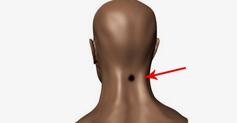 انظر ماذا يحدث عندما تضع مكعب الثلج على هذه النقطة في عنقك