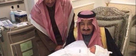 بالصّور: الملك سلمان يحتفي بحفيد الأمير محمد بن نايف