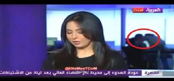 بالفيديو قبلة ساخنة داخل غرفة إعداد قناة العربية تظهر على الهواء أثناء إذاعة النشرة