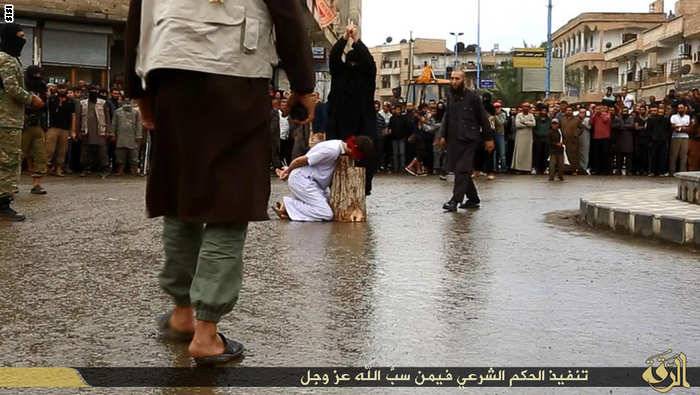 مجموعات حقوقية: عنصر في داعش يُعدم أمه علنا في سوريا بتهمة 