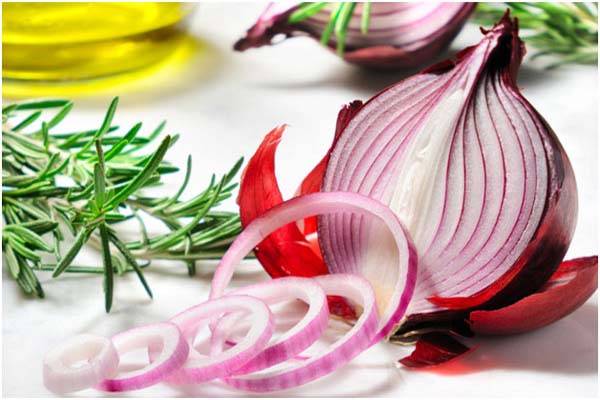 8 وصفات طبيعية بالبصل للقضاء على التهاب الحلق والسعال والداحوس وطنين الأذن والبواسير والديدان