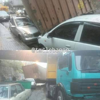 سقوط حاوية عن شاحنة بعد اصطدامها بالجسر على طريق مار مخايل كورنيش النهر