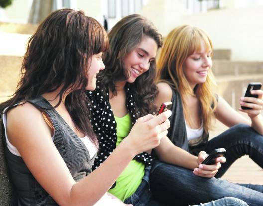 الرجل او المراة يمضي وقت أكثر عبر الهاتف؟