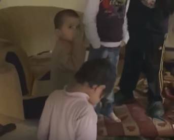 بالفيديو: تَسجُن أولادها بين الاوساخ كل يوم... بلا لباس ولا طعام