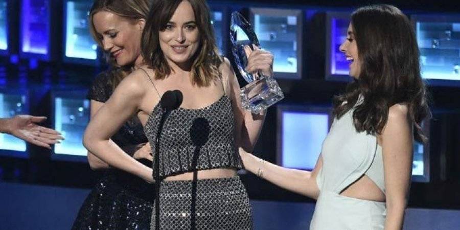 بالفيديو- بطلة Fifty Shades of Grey ساخرة من انكشاف فستانها: كأنكم لم تشاهدوا مفاتني ..