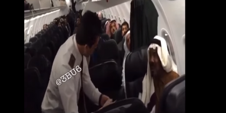 فيديو- خليجي يثير بلبلة على متن طائرة.. والسبب؟!