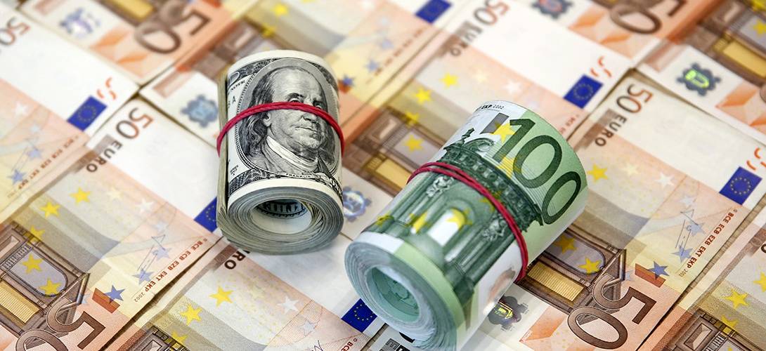 اليورو يستفيد من الاضطرابات في البورصة الصينية ويرتفع أمام الدولار