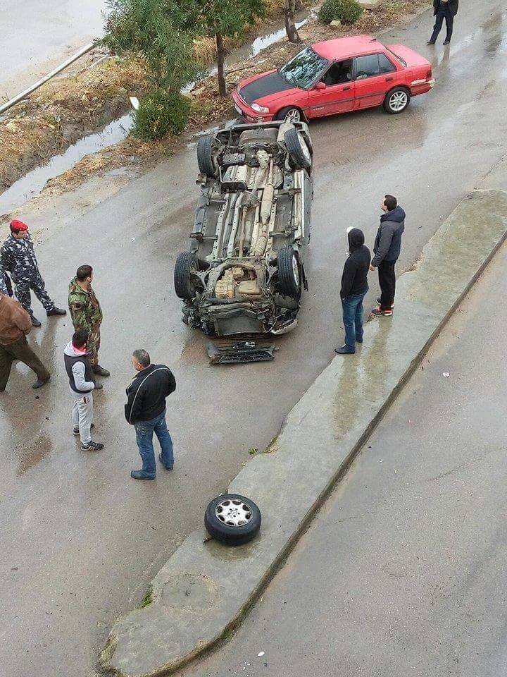 بالصورة.. جرحى في حادث سير مروع تحت جسر الغازية
