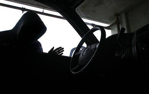 جديد في لبنان  : يسرقون سيارات بهدف التسلية!
