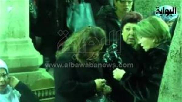 بالفيديو.. ماذا طلبت بوسي من دلال عبد العزيز في عزاء ممدوح عبد العليم وفاجئ الجميع