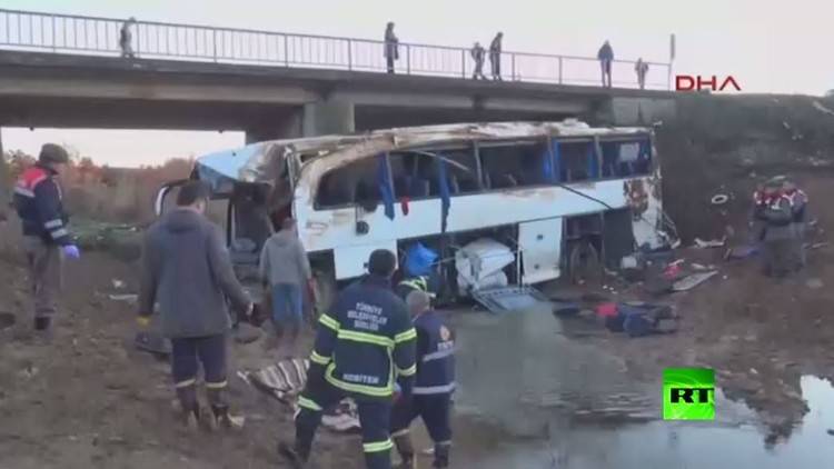 بالفيديو.. 6 لاجئين يلقون مصرعهم بحادث تصادم غرب تركيا