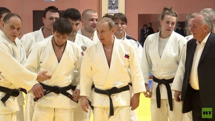 بالفيديو.. بوتين يحطّم مدرب الفريق الروسي للجودو