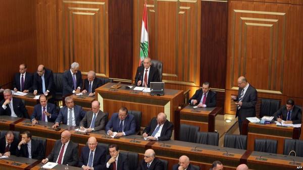 بالفيديو - هذا ما فعله الطلاب بالبرلمان اللبناني
