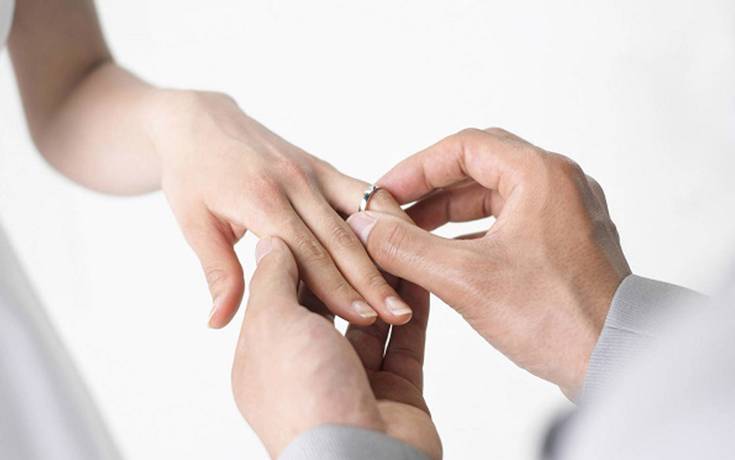 لماذا نضع خاتم الزواج في الإصبع الرابع من اليد اليسرى؟