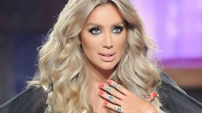 مايا دياب تلعب على الهواء!!!