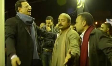 بالفيديو.. هذا ما فعله شقيق ممدوح عبد العليم بأحد المتواجدين في العزاء