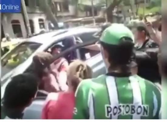 بالفيديو: ضبطت زوجها مع عشيقته في السيارة .. وهذا ما فعلته بهما!