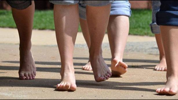 ماذا هي الفوائد المدهشة للمشي حفاة القدمين 5 دقائق يومياً؟