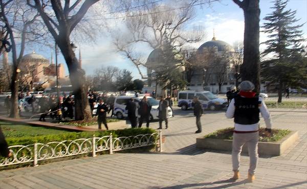 انتحارية تفجر ساحة رئيسية في اسطنبول