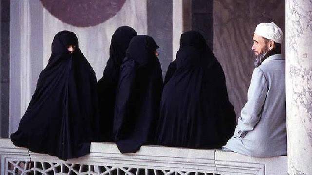 سعودي ينصح الرجال بتعدد الزوجات ويشبه النساء بماركات السيارات..فيديو