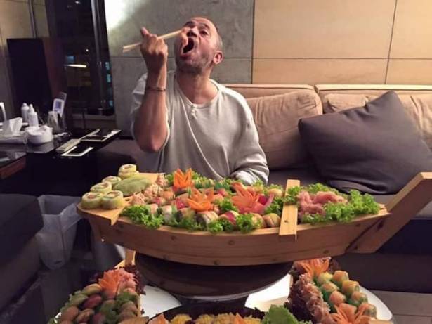 جورج وسوف تناول السوشي بشراهة... وهذا ماذا حصل!