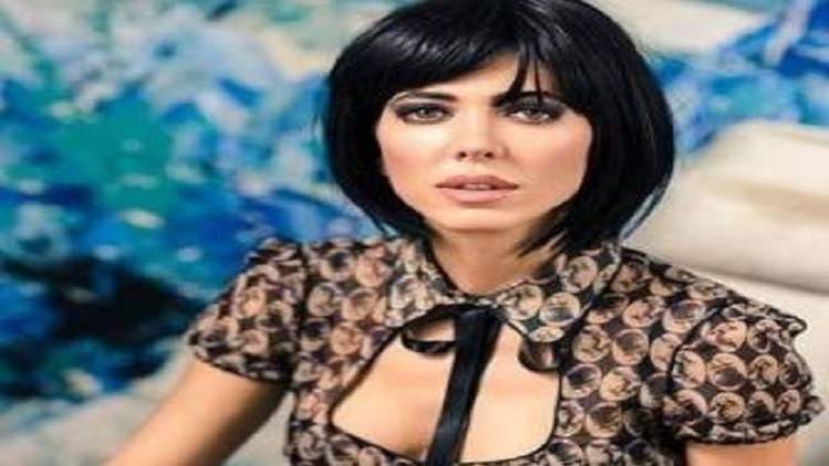 فنانة سويسرية تتعرى احتجاجا على أحداث التحرش في ألمانيا (صور)