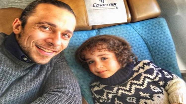 بالفيديو والصور، مصري يسترجع ابنه من زوجته السويسرية قبل أن تسلمه لـ"داعش"