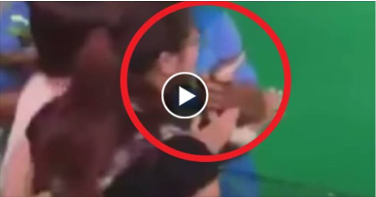 بالفيديو: شاهد ماذا فعل ثعبان بامرأة حاولت أن تقبله فى فمه