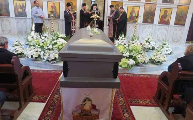 عودة في مراسم دفن رفيق عويجان : الدولة تسعد
بانتاجات الفنانين وعندما يكبرون تتركهم وحدهم