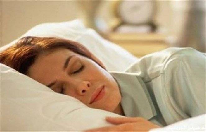 لماذا تنام النساء أسوأ من الرجال؟
