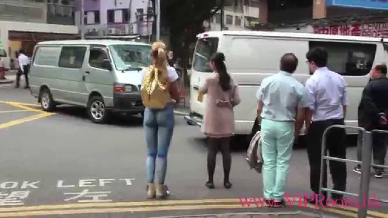 عارضة أزياء مشت في الشوارع عارية ولم ينتبه أحد! بالفيديو: