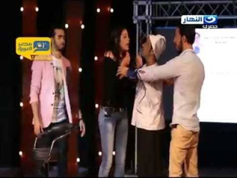 إمرأة تقوم بضرب زوجها بالحذاء على الهواء لهذا السبب بالفيديو..