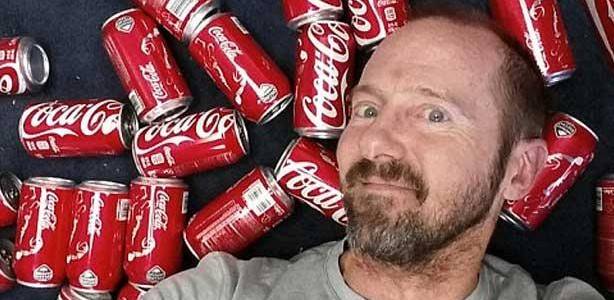 بالفيديو-  شاب تناول 10 علب كولا بشكل يومي لمدة شهر فماذا حدث له؟