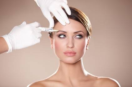 صور مرعبة- التجميل ينهي حياة عارضة أزياء.. من هي؟!