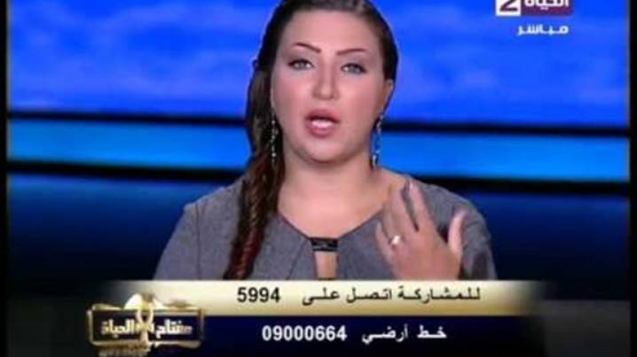 بالفيديو- متصل يفاجئ مذيعة.. كيف ردّت عليه؟!