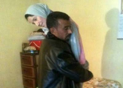 ماتت الزوجة التى حملها زوجها علي كتفه 5 سنوات .. فيديو