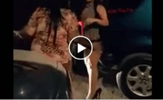 بالفيديو: شاهد مشاجرة ساخنة بين فتايات على شبان تشعل مواقع التواصل الاجتماعي!