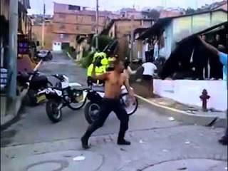 شاهد الفرق بين رجل يحمل ساطور يهدد به المارة .. وفتاة فلسطينية تحمل مقص بالفيديو