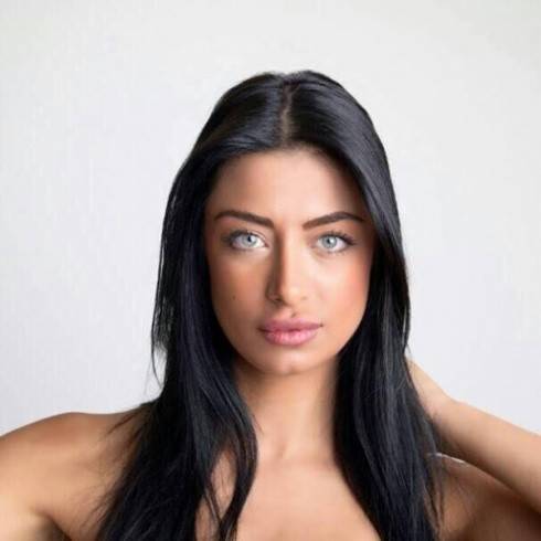 بالصور: لن تصدق ابنة من تكون هذه الحسناء التي أشعلت مواقع التواصل!
