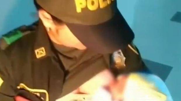 حادثة مؤثرة.. شرطية تنقذ طفلة رمتها أمها عبر إرضاعها