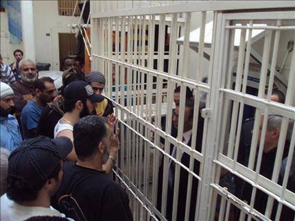 الإسلاميون في "رومية" يضربون عن الطعام...