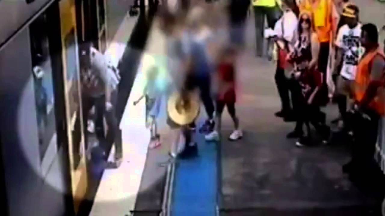 فيديو مروّع! لحظة سقوط طفلة تحت عجلات قطار!