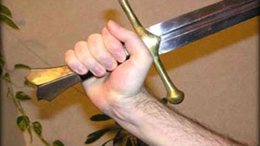 صبي يقطع يده اعتقادا منه انه كافر