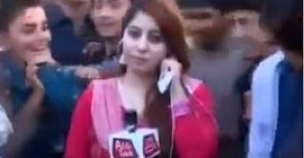 بالفيديو مذيعة تتعرض للتحرش الجماعي على الهواء مباشرة