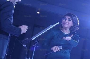 بالفيديو.. شيرين عبد الوهاب تحرج أحد معجبيها