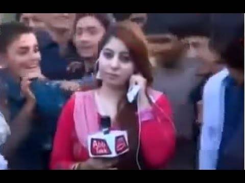 بالفيديو: مذيعة تتعرض للتحرش خلال تقرير ميداني مباشر على الهواء!